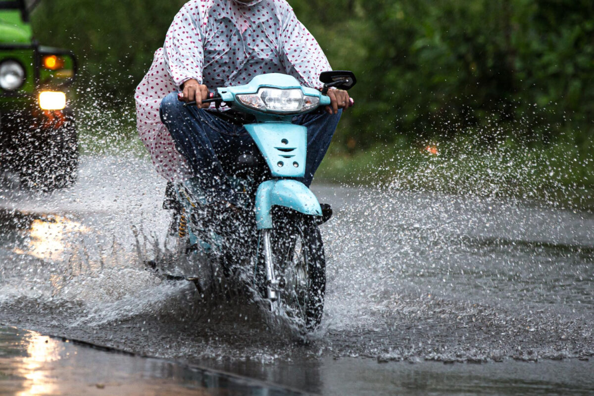 ¿Cómo circular en moto durante la época de lluvias?
