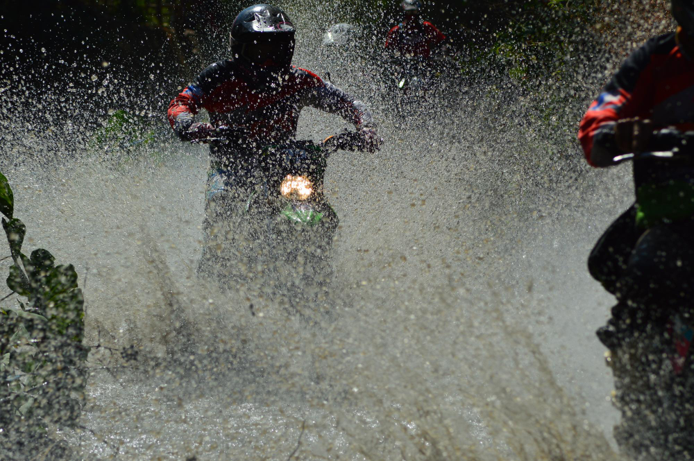 Para circular en moto durante la época de lluvias, considera cambiar los neumáticos