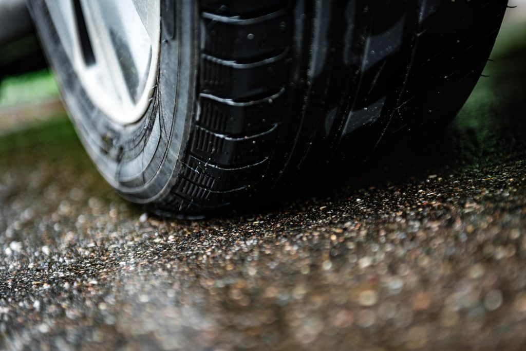 Diferencias entre neumáticos de coche y de moto - Neumáticos Transalbert