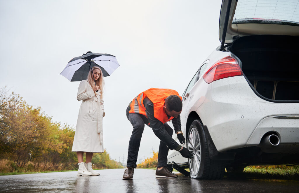 cambiando ruedas por riesgo de aquaplaning