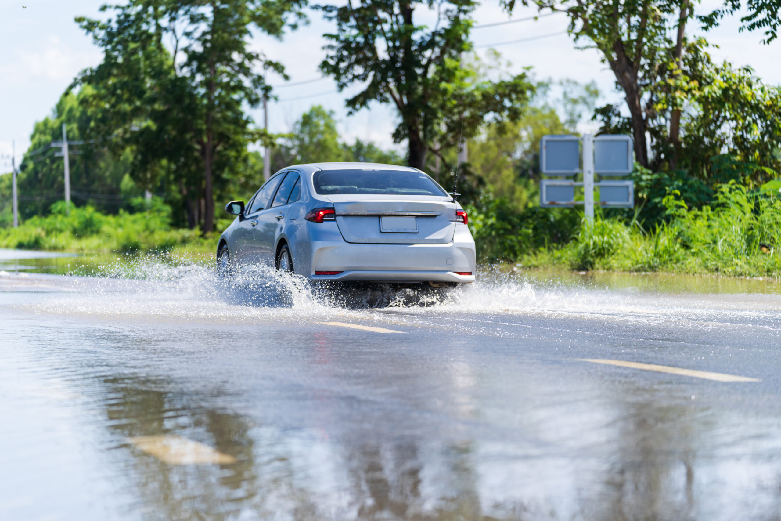 coche haciendo aquaplaning
